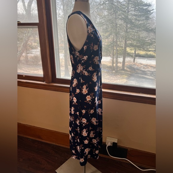 Gilli Floral Dress - very flattering - Picture 3 of 5